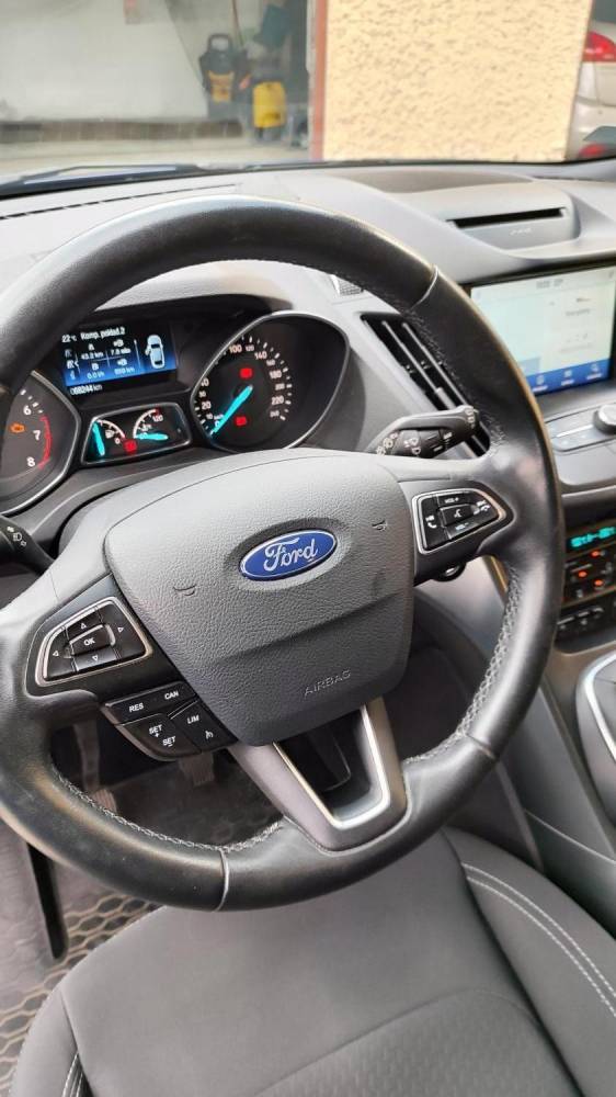 ox_ford-kuga-2018-70-300-km-bogate-wyposazenie