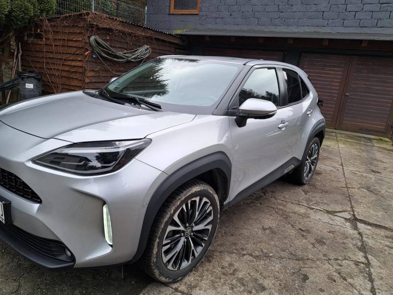 ox_sprzedam-yaris-cross-4x4-hybryda