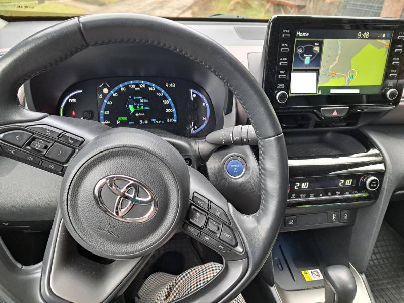 ox_sprzedam-yaris-cross-4x4-hybryda