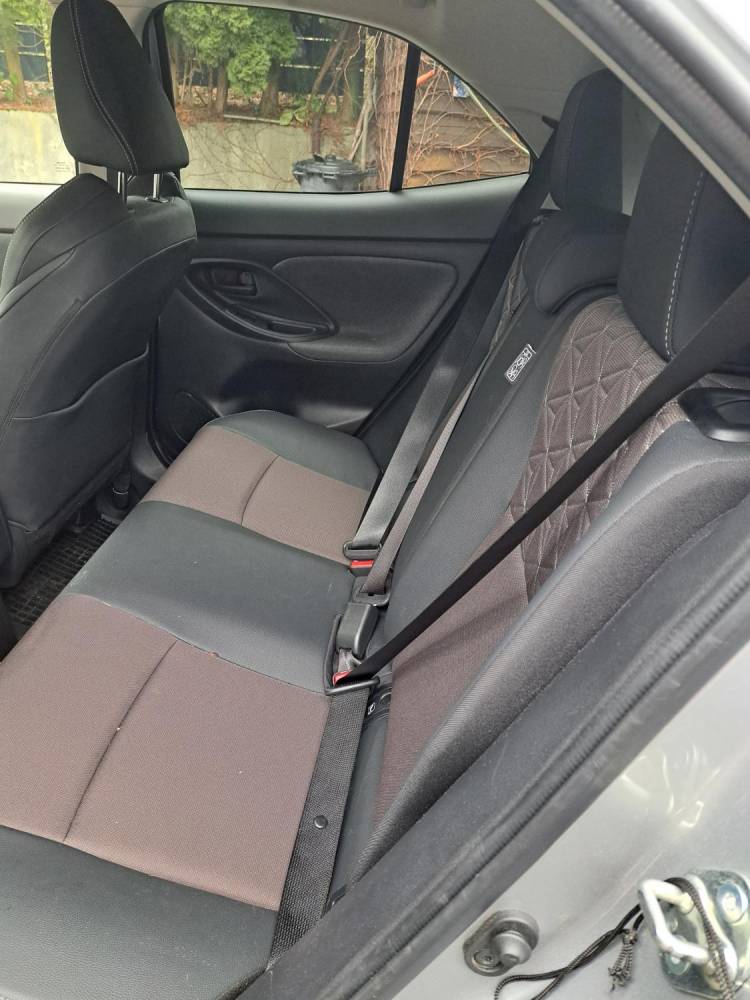 ox_sprzedam-yaris-cross-4x4-hybryda