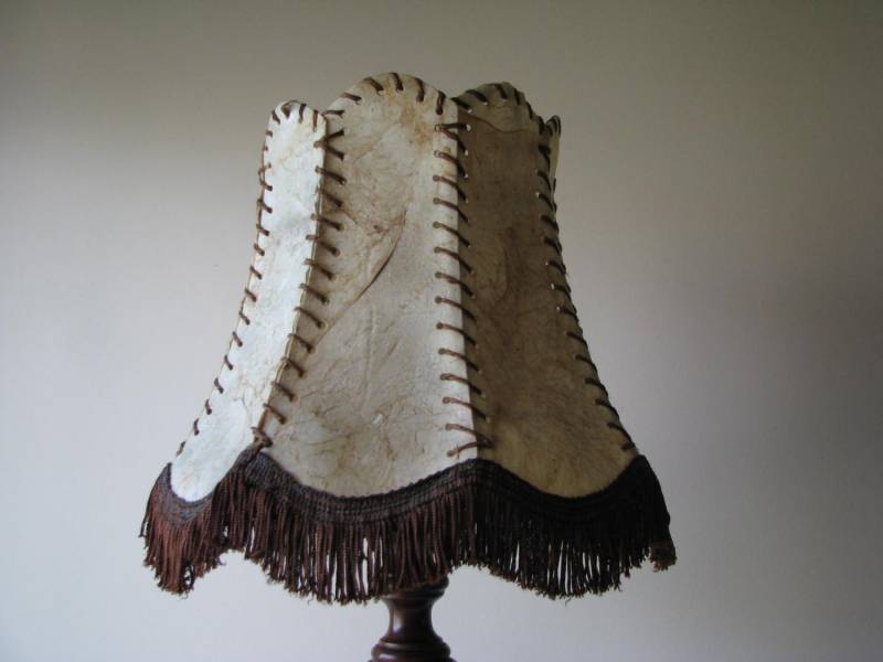 ox_stara-lampa-stolowa-stojaca-abazur-ze-skory-naturalnej-fredzle-drewno