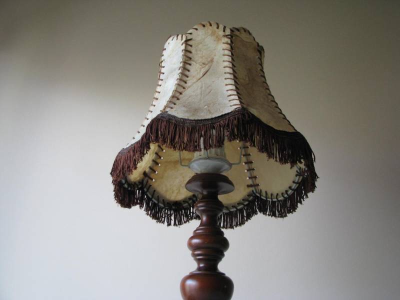 ox_stara-lampa-stolowa-stojaca-abazur-ze-skory-naturalnej-fredzle-drewno