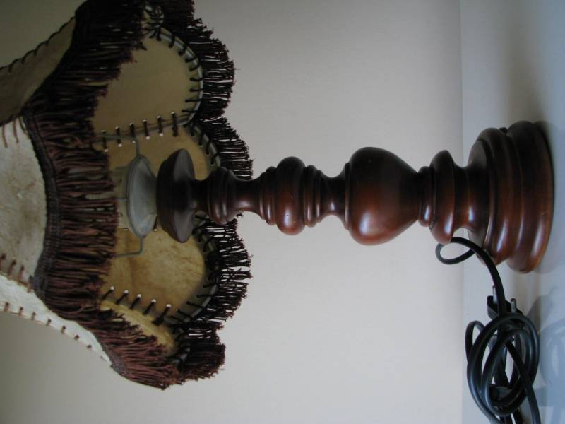 ox_stara-lampa-stolowa-stojaca-abazur-ze-skory-naturalnej-fredzle-drewno