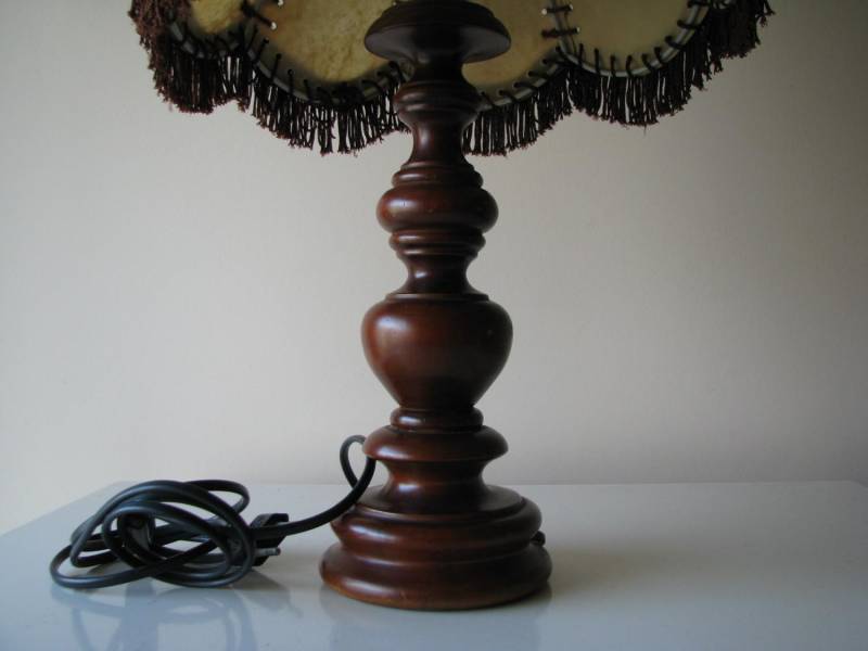 ox_stara-lampa-stolowa-stojaca-abazur-ze-skory-naturalnej-fredzle-drewno