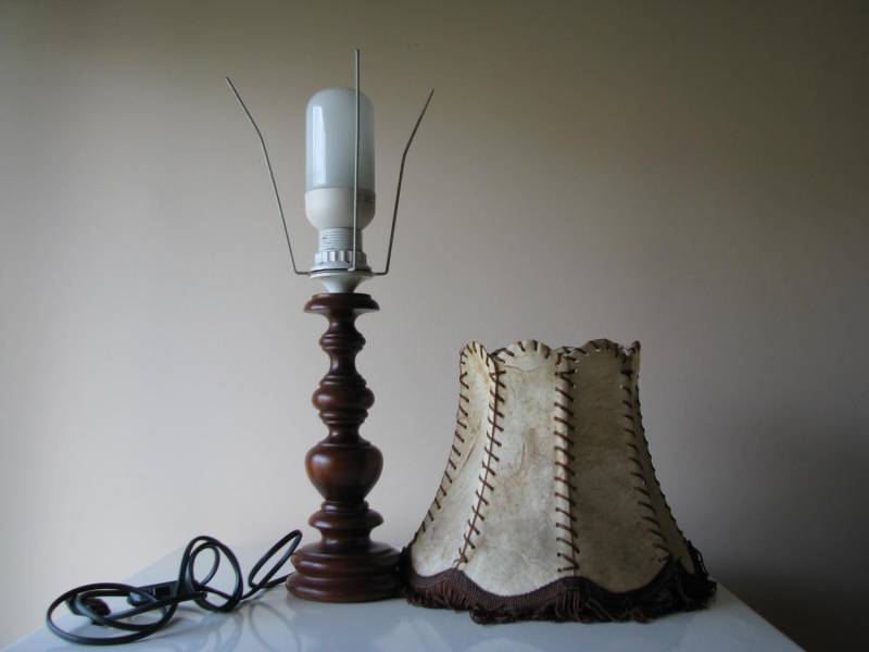 ox_stara-lampa-stolowa-stojaca-abazur-ze-skory-naturalnej-fredzle-drewno