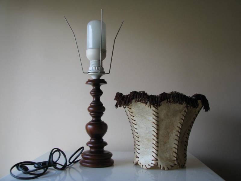 ox_stara-lampa-stolowa-stojaca-abazur-ze-skory-naturalnej-fredzle-drewno