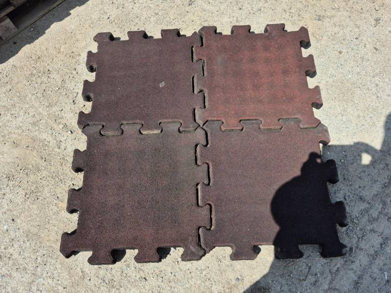 ox_plytki-gumowe-typu-puzzle-gr-4-cm-na-plac-zabaw-pod-basen-ogrodowy