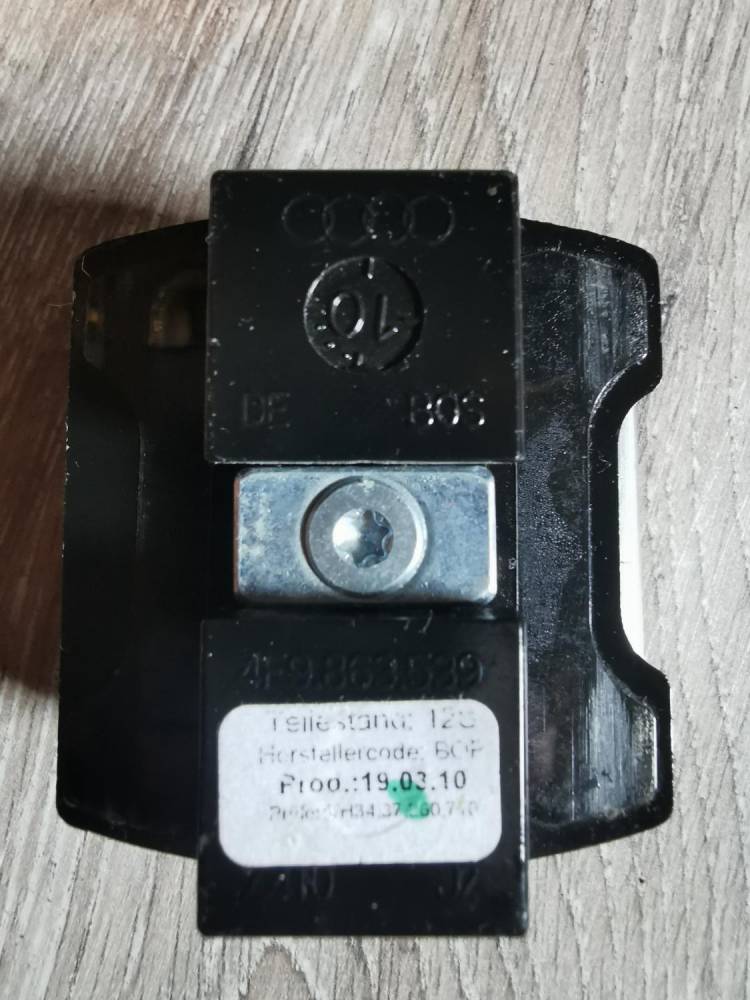 ox_uchwyt-ucho-bagaznika-audi-skoda-vw-4f9863539