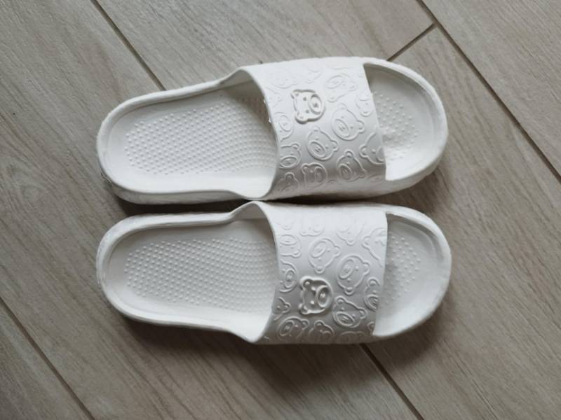 ox_klapki-damskie-nowe-biale-w-misie
