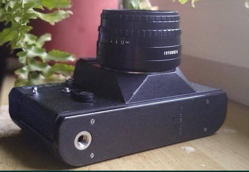 ox_aparat-fotograficzny-zenit-et-z-lampa-blyskowa-i-obiektywem-domiplan