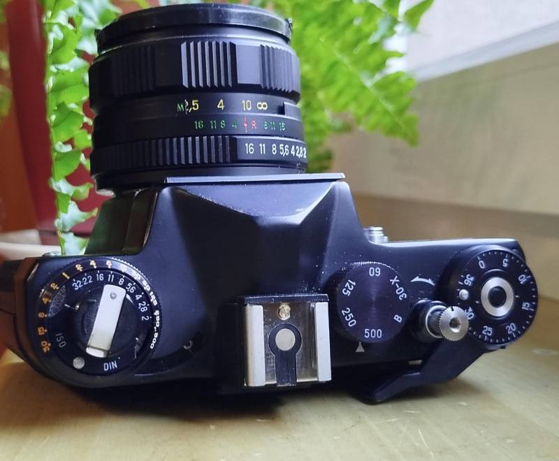 ox_aparat-fotograficzny-zenit-et-z-lampa-blyskowa
