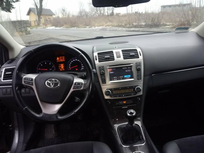 ox_toyota-avensis-t27-2012