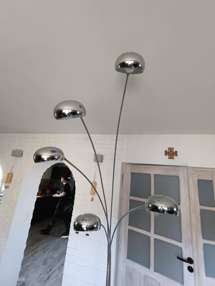 ox_wysoka-stabilna-srebrna-lampa-podlogowa