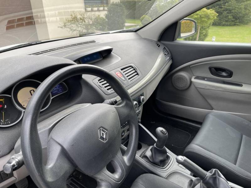 ox_renault-megane-16-benzyna-2010r-klima