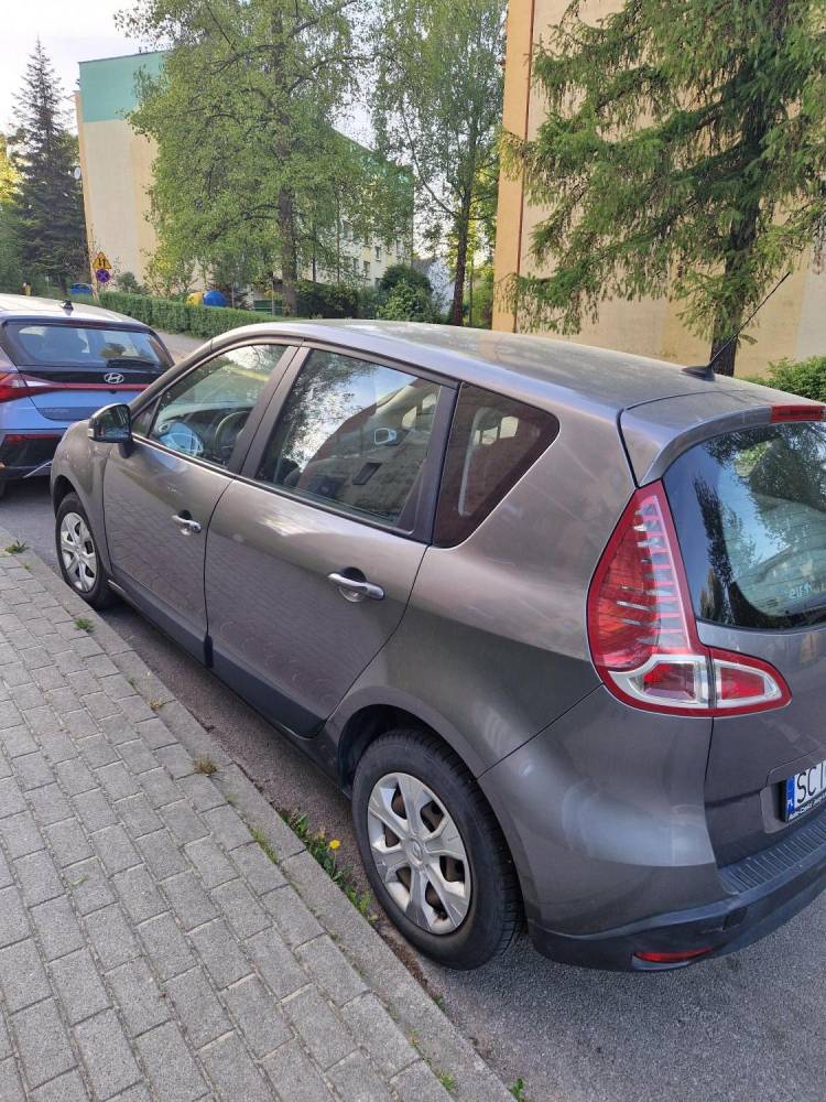 ox_sprzedam-zadbanego-renault-scenic-15-dci-2010r
