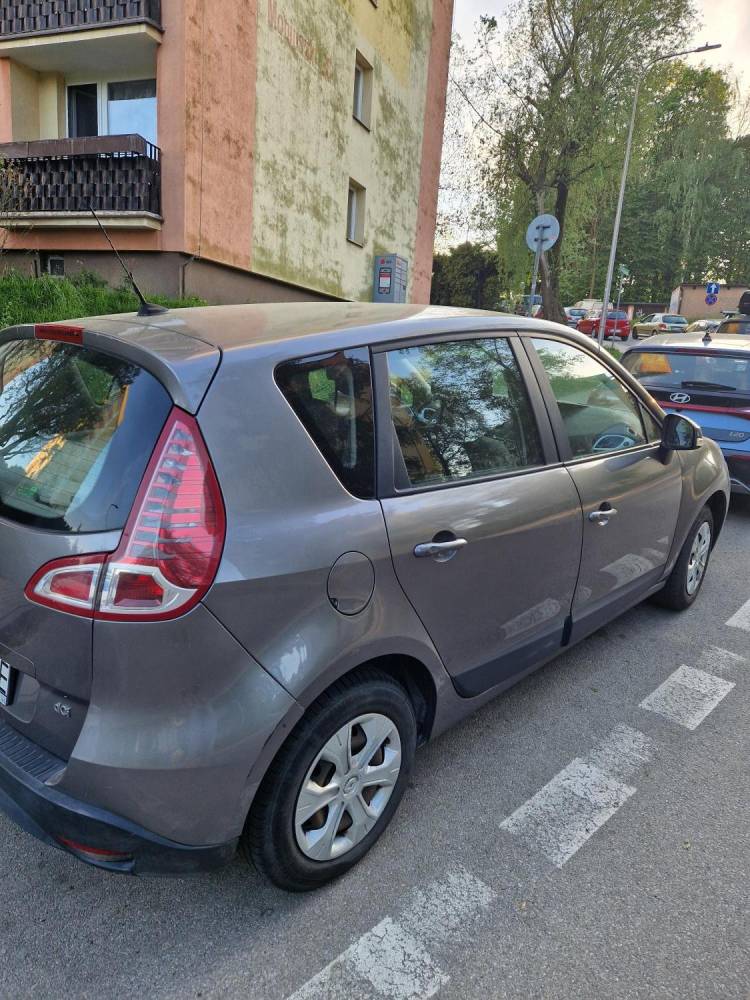 ox_sprzedam-zadbanego-renault-scenic-15-dci-2010r