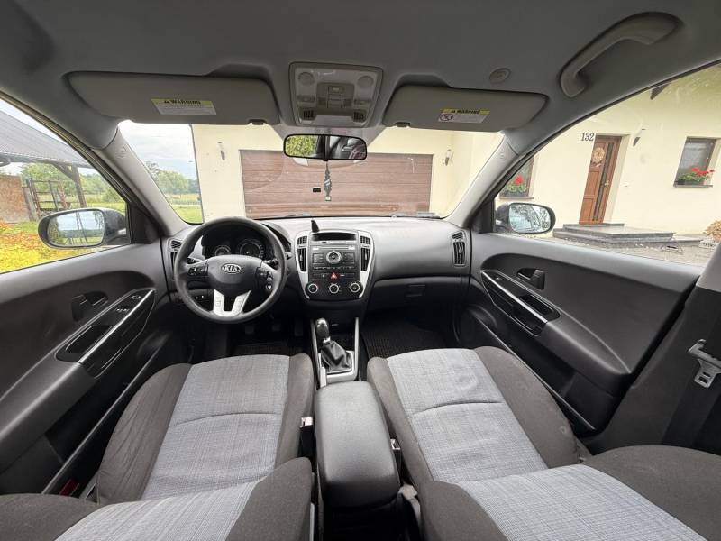 ox_kia-ceed-2012-garazowana-przebieg-autostradowy-dwa-komplety-opon
