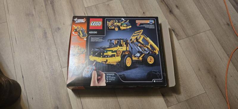ox_lego-technic-42030-koparka-volvo-l350f