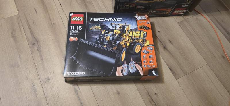 ox_lego-technic-42030-koparka-volvo-l350f