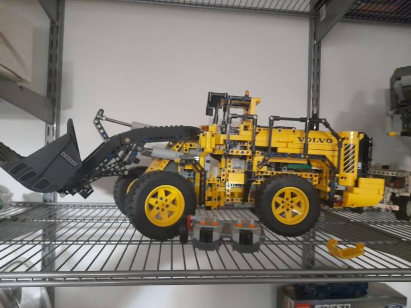 ox_lego-technic-42030-koparka-volvo-l350f
