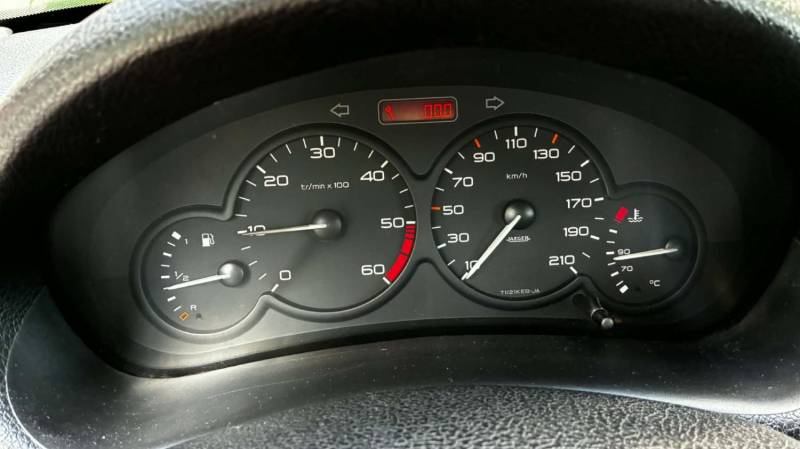 ox_sprzedam-peugeota-206-w-wersji-5-drzwiowej-rocznik-2001