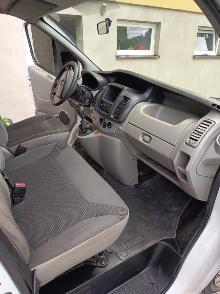 ox_opel-vivaro-20-2011r