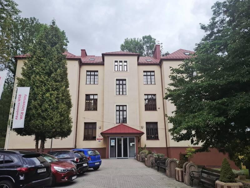 ox_osoba-sprzatajaca-akademia-wsb-w-cieszynie