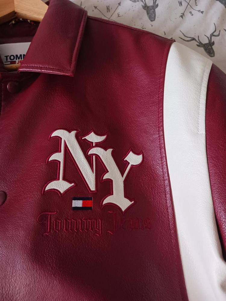 ox_kurtka-varsity-tommy-jeans