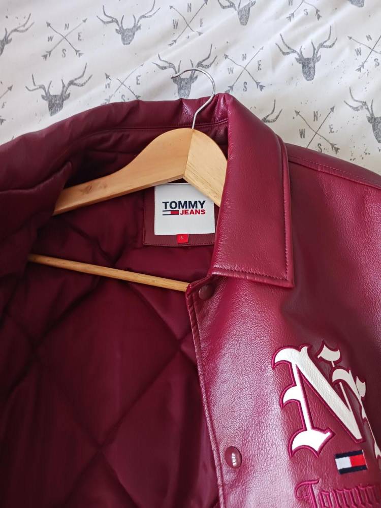 ox_kurtka-varsity-tommy-jeans