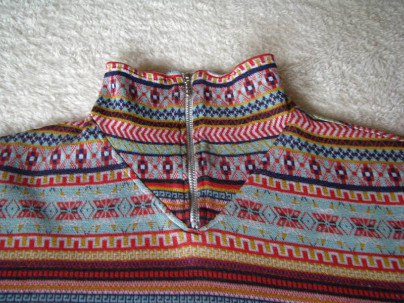 ox_bluza-golf-rozpinany-pod-szyja-z-geometrycznymi-wzorami-sweterek-xxl