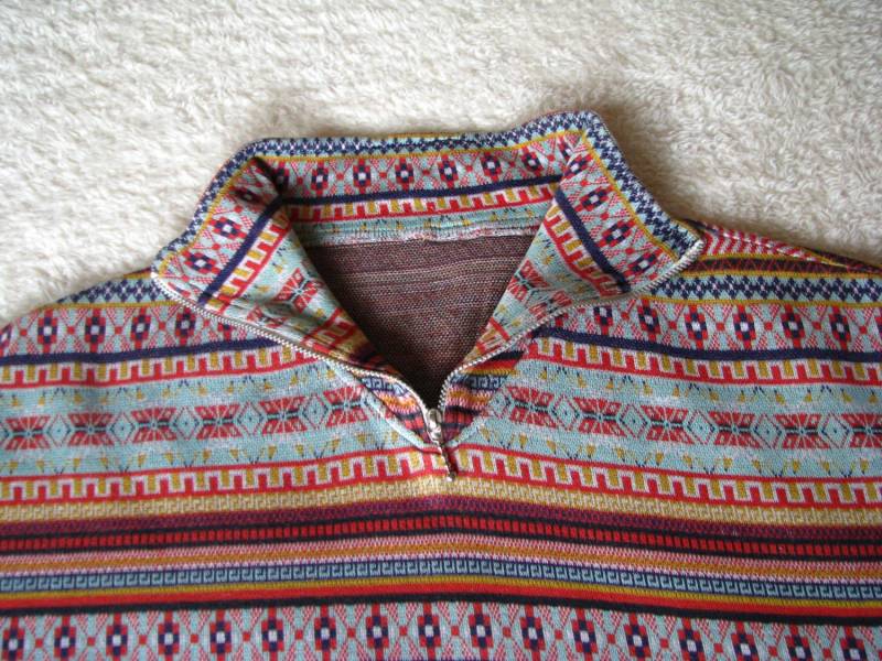 ox_bluza-golf-rozpinany-pod-szyja-z-geometrycznymi-wzorami-sweterek-xxl